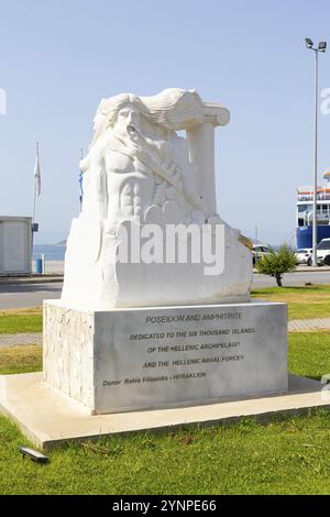 Port de Limenas, Thassos, Grèce -12 juin 2024 : Statue de Poséidon et Amphitriti dans la capitale et le port principal de l'île grecque Banque D'Images