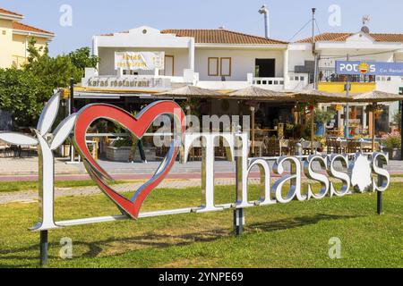 Limenas Port, Thassos, Grèce -12 juin 2024 : J'aime Thassos lettres dans la capitale et le port principal de l'île grecque Banque D'Images