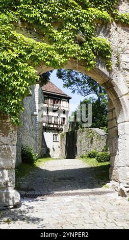 Vue à travers une arche dans la cour intérieure de l'abbaye de Bebenhausen à Schoenbuch près de Tuebingen Banque D'Images