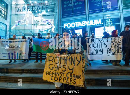 Mardi 26 novembre 2024. Manifestation des voyageurs et des Tziganes. Manchester Royaume-Uni. Manifestation au Manchester Arndale Centre, Exchange Square. La police du Grand Manchester (GMP) est confrontée à des critiques croissantes après qu’une association caritative ait accusé des officiers d’avoir retiré de force les enfants tsiganes et les enfants des voyageurs des marchés de Noël de la ville, suscitant de nombreuses allégations de discrimination. Le mouvement des voyageurs, une organisation caritative nationale, a condamné l’incident comme étant « choquant » et « inacceptable », et appelle à une enquête complète sur les actions des agents du GMP. L'incident se serait déroulé le week-end dernier, samedi 24 Banque D'Images