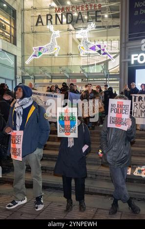 Mardi 26 novembre 2024. Manifestation des voyageurs et des Tziganes. Manchester Royaume-Uni. Manifestation au Manchester Arndale Centre, Exchange Square. La police du Grand Manchester (GMP) est confrontée à des critiques croissantes après qu’une association caritative ait accusé des officiers d’avoir retiré de force les enfants tsiganes et les enfants des voyageurs des marchés de Noël de la ville, suscitant de nombreuses allégations de discrimination. Le mouvement des voyageurs, une organisation caritative nationale, a condamné l’incident comme étant « choquant » et « inacceptable », et appelle à une enquête complète sur les actions des agents du GMP. L'incident se serait déroulé le week-end dernier, samedi 24 Banque D'Images