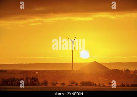 Lever du soleil avec vue sur les éoliennes et les tas miniers des mines de cuivre dans le sud des monts Harz Banque D'Images