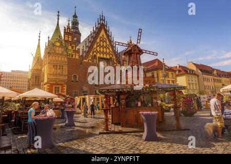 Wroclaw, Pologne, 21 juin 2019 : ancien hôtel de ville et moulin à vent décoratif sur la place du marché, étals avec nourriture et boissons, gens, Europe Banque D'Images