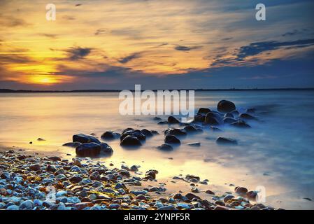 Coucher de soleil sur la plage de Niendorf sur la mer baltique Banque D'Images