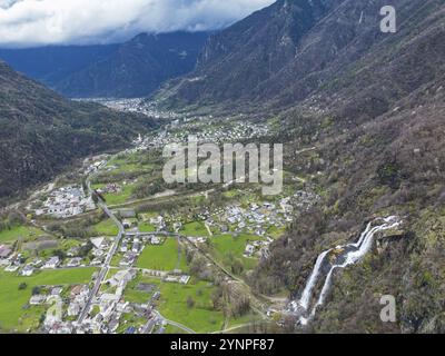 Cascades d'Acquafraggia dans la vallée de Valchiavenna Banque D'Images