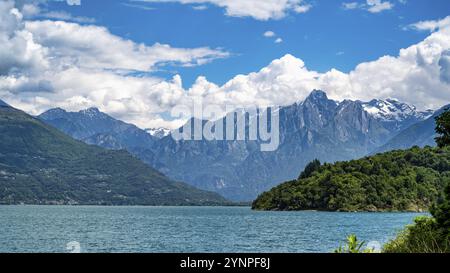 Une vue depuis le monastère Abbazia di Piona sur le lac de Côme en Italie en été Banque D'Images