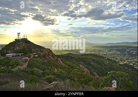 Vue depuis Castle Hill sur Townsville à l'aube Banque D'Images