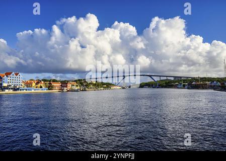Vue sur le pont de la Reine Juliana à Willemstad sur Curaçao Banque D'Images