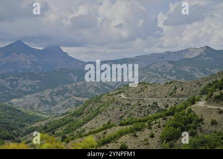 Route principale du parc national Hotova Dangell. C’est un parcours rond rugueux qui devient très dangereux au milieu de la piste Banque D'Images