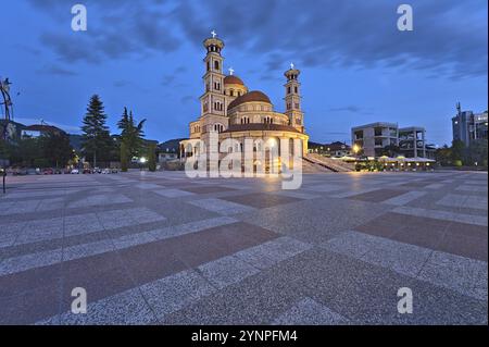 La Résurrection du Christ Cathédrale de Korca et la place sans personnes à l'aube Banque D'Images