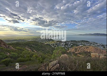 Vue depuis Castle Hill sur Townsville à l'aube Banque D'Images