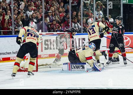 Allemagne. 26 novembre 2024. Eishockey Penny-DEL 20.Spieltag Koelner haie - Nuernberg Ice Tigers AM 26.11.2024 in der Lanxess Arena in Koeln Tor zum 2:1 durch Tim Wohlgemuth ( Koeln ) hinten-mitte Gemaess den Vorgaben der DEL Deutsche Eishockey Liga ist die Publikation und Weiterverwertung der Aufnahmen in elektronischen Medien und Endgeraeten Art wendaeten des Spikallydgerael. Foto : Revierfoto crédit : ddp Media GmbH/Alamy Live News Banque D'Images