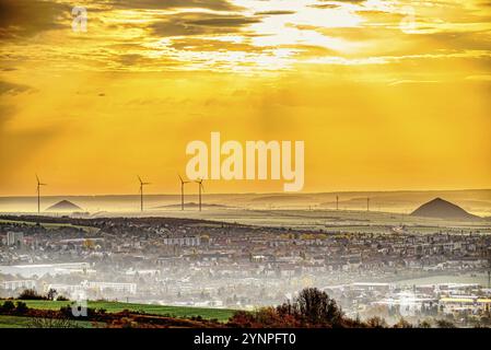 Vue sur la ville de Sangerhausen après le lever du soleil dans le brouillard Banque D'Images