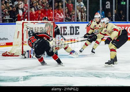 Allemagne. 26 novembre 2024. Eishockey Penny-DEL 20.Spieltag Koelner haie - Nuernberg Ice Tigers am 26.11.2024 in der Lanxess Arena in Koeln Parker Tuomie ( Koeln ), links - erzielt den Treffer zum 3:1 Gemaess den Vorgaben der DEL Deutsche Eishockey Liga ist die Publikation und Weiterverwertung der Aufnahmen in elekischen Medien und Endgeraeten Art waefessit. Foto : Revierfoto crédit : ddp Media GmbH/Alamy Live News Banque D'Images