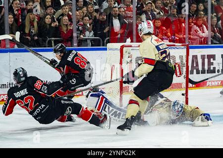 Allemagne. 26 novembre 2024. Eishockey Penny-DEL 20.Spieltag Koelner haie - Nuernberg Ice Tigers am 26.11.2024 in der Lanxess Arena in Koeln Parker Tuomie ( Koeln ), links - erzielt den Treffer zum 3:1 Gemaess den Vorgaben der DEL Deutsche Eishockey Liga ist die Publikation und Weiterverwertung der Aufnahmen in elekischen Medien und Endgeraeten Art waefessit. Foto : Revierfoto crédit : ddp Media GmbH/Alamy Live News Banque D'Images