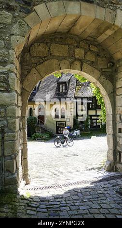 Vue à travers une arche avec un cycliste au monastère de Bebenhausen à Schoenbuch Banque D'Images