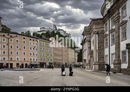 Une vue du château de Salzbourg en Autriche avec la scène de rue au premier plan Banque D'Images