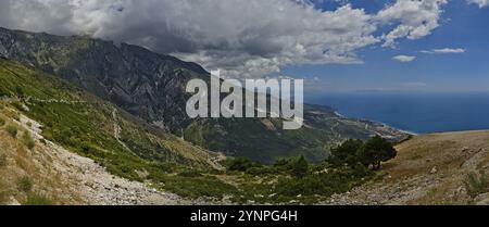 Vue depuis le col de la montagne de Llogara sur la partie sud comme panorama Banque D'Images