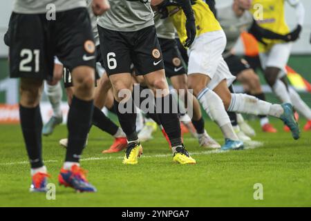 LUBIN, POLOGNE - 22 NOVEMBRE 2024 : match de football polonais PKO Ekstraklasa entre KGHM Zaglebie Lubin vs Motor Lublin. Jambes du joueur pendant les pièces définies Banque D'Images