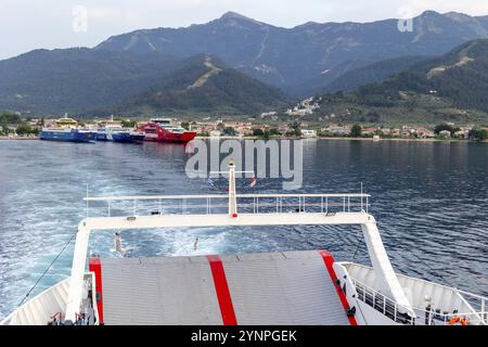 Limenas, Thassos, Grèce -12 juin 2024 : vue sur le port avec les ferries et le port Banque D'Images