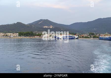 Limenas, Thassos, Grèce -12 juin 2024 : vue sur le port avec les ferries et le port Banque D'Images