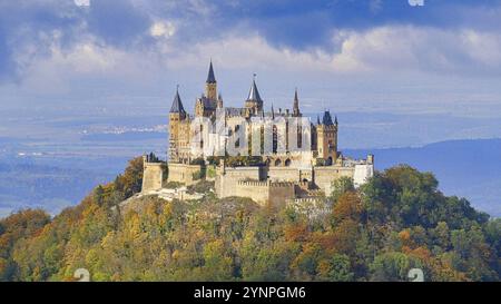 Vue sur le château de Hohenzollern depuis le sentier de randonnée premium Traufgaenge Banque D'Images