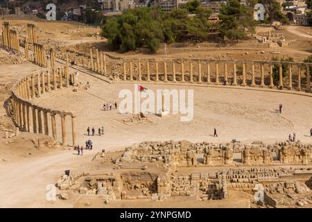 Jerash, Jordanie, 7 novembre 2022 : carré avec rangée de colonnes corinthiennes de l'Oval Forum Plaza et Cardo Maximus, vue en angle élevé, Asie Banque D'Images