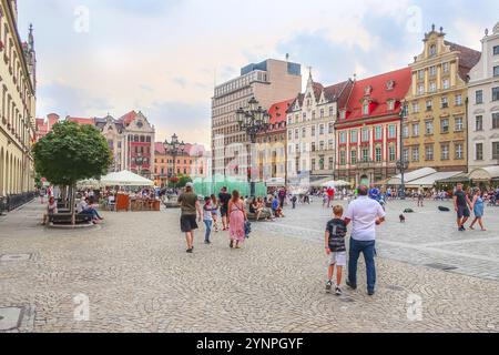 Wroclaw, Pologne, 21 juin 2019 : soirée dans la vieille ville Rynek Market Square, les gens et les maisons colorées, Europe Banque D'Images