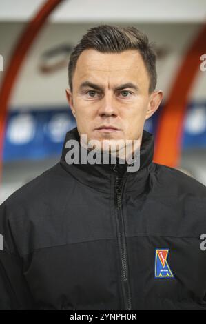 LUBIN, POLOGNE - 22 NOVEMBRE 2024 : match de football polonais PKO Ekstraklasa entre KGHM Zaglebie Lubin vs Motor Lublin. Mateusz Stolarski entraîneur-chef de Banque D'Images