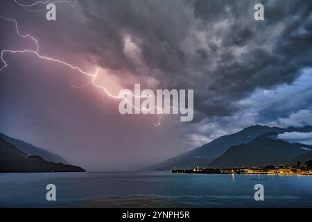 Un fort orage avec beaucoup d'éclairs au-dessus du lac de Côme Banque D'Images