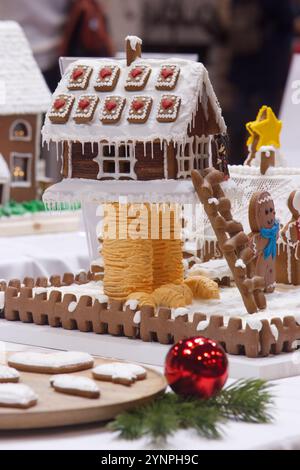 Fascinante cabane en pain d'épices de Baba Yaga construite sur des cuisses de poulet, icône classique du conte de fées slave fait à partir de vrai pain d'épices comestible. Décoratio en pain d'épices Banque D'Images