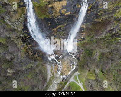 Cascades d'Acquafraggia dans la vallée de Valchiavenna Banque D'Images