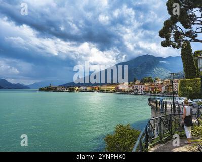 Une vue sur le lac de Côme près de Gravedona en Italie en été Banque D'Images