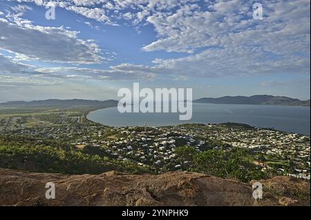 Vue depuis Castle Hill sur Townsville à l'aube Banque D'Images