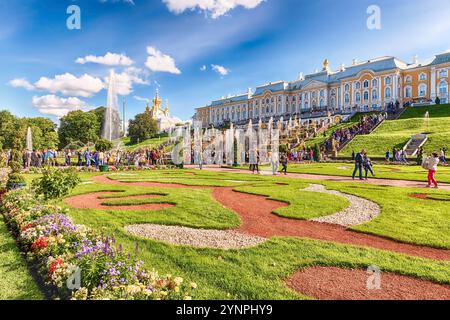 PETERHOF, RUSSIE - AOÛT 28 : vue sur le palais et les jardins de Peterhof, Russie, le 28 août 2016. Le complexe Peterhof Palace and Gardens est reconnz Banque D'Images