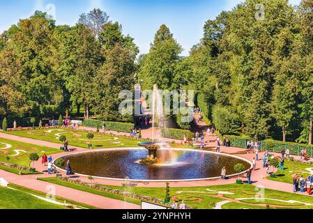 PETERHOF, RUSSIE - AOÛT 28 : vue sur le palais et les jardins de Peterhof, Russie, le 28 août 2016. Le complexe Peterhof Palace and Gardens est reconnz Banque D'Images