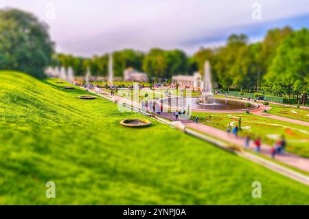 PETERHOF, RUSSIE - AOÛT 28 : vue sur le palais et les jardins de Peterhof, Russie, le 28 août 2016. Le complexe Peterhof Palace and Gardens est reconnz Banque D'Images