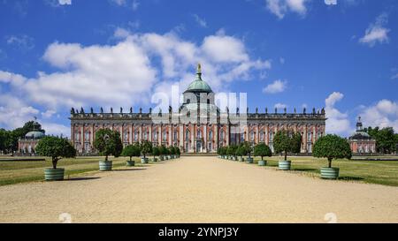 Vue sur le palais de Sanssouci à Potsdam avec son magnifique parc Banque D'Images