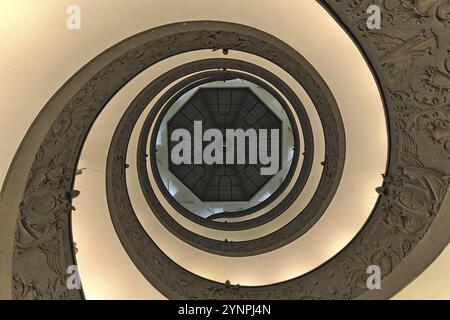 À l'intérieur des musées du Vatican, dans les célèbres escaliers près de la sortie. Vue ascendante Banque D'Images