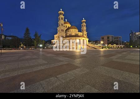 La Résurrection du Christ Cathédrale de Korca et la place sans personnes à l'aube Banque D'Images