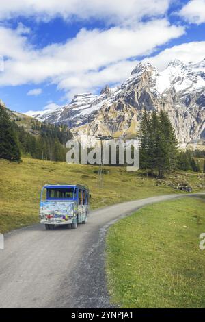 Kandersteg, Suisse, 17 octobre 2019 : bus de voiture électrique Oeschinensee sur la voie menant au lac Oeschinen et au panorama des Alpes suisses, Oberland bernois, UE Banque D'Images