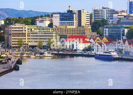 Stavanger, Norvège, 2 août 2018 : vue sur la ville avec maisons traditionnelles et modernes, port et navires, Europe Banque D'Images