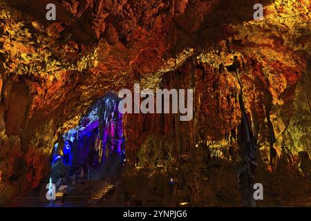Spectacles de lumière dans, Michael's Cave à Gibraltar en 2022 Banque D'Images