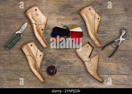 Formes à chaussures et outils de fabrication de chaussures sur un établi Banque D'Images