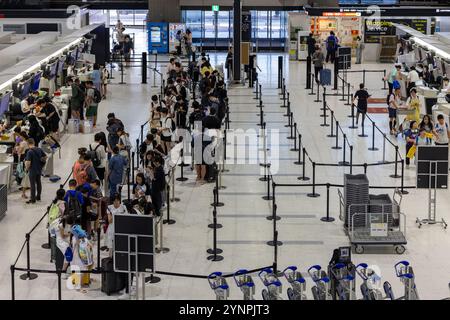 Terminal de l'aéroport très fréquenté avec files d'attente d'enregistrement organisées Banque D'Images