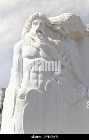 Port de Limenas, Thassos, Grèce -12 juin 2024 : Statue de Poséidon et Amphitriti dans la capitale et le port principal de l'île grecque Banque D'Images