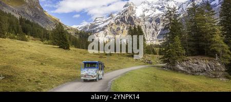 Kandersteg, Suisse, 17 octobre 2019 : bus de voiture électrique Oeschinensee sur la voie menant au lac Oeschinen et au panorama des Alpes suisses, Oberland bernois, UE Banque D'Images