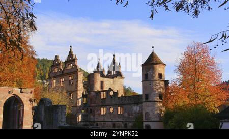 Vue sur l'ancien pavillon de chasse Renaissance et la tour d'escalier dans l'ancien monastère de Hirs Banque D'Images