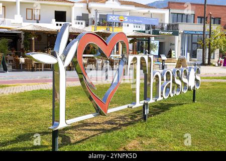 Limenas Port, Thassos, Grèce -12 juin 2024 : J'aime Thassos lettres dans la capitale et le port principal de l'île grecque Banque D'Images