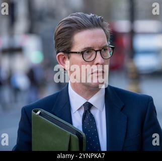 Londres, Royaume-Uni. 26 novembre 2024. Fonctionnaires à une réunion du comité du Cabinet censés être le Conseil de sécurité nationale au Cabinet Office 70 Whitehall London UK Ken McCallum, directeur général du MI5 crédit : Ian Davidson/Alamy Live News Banque D'Images